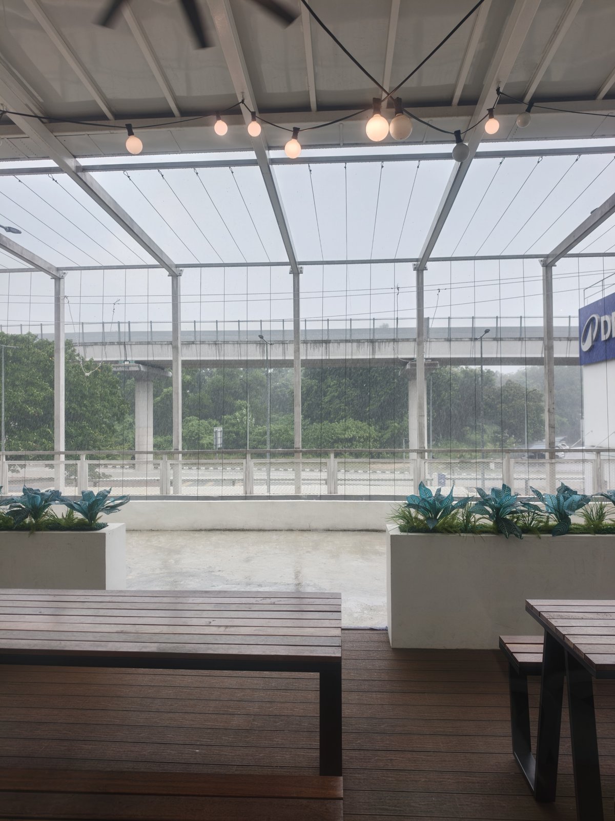 シャーアラムのZUS Coffeeでスコールの雨宿り