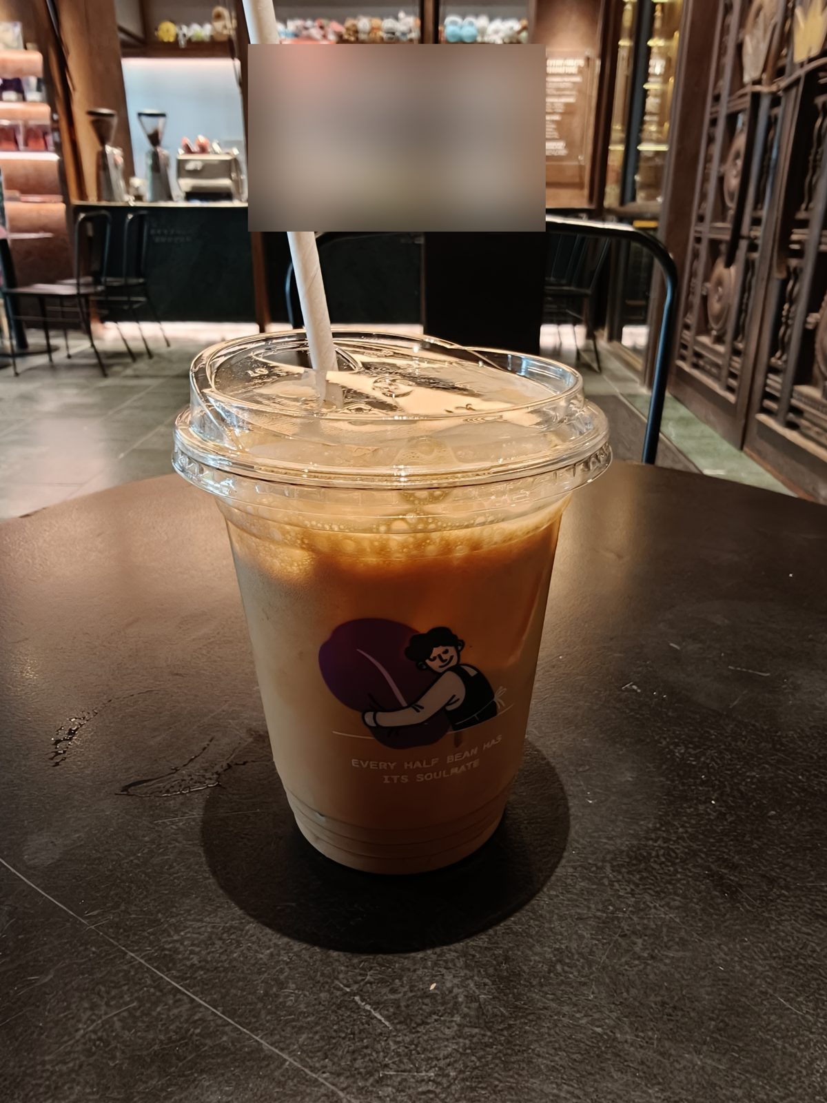 Every Half Coffee Roasters のアイスミルクコーヒー。45,000ドン