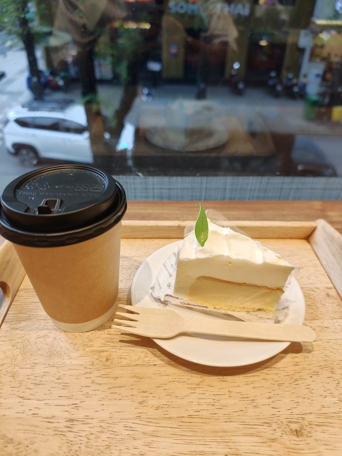 シャトレーゼのコーヒーとケーキ。137,000ドン
