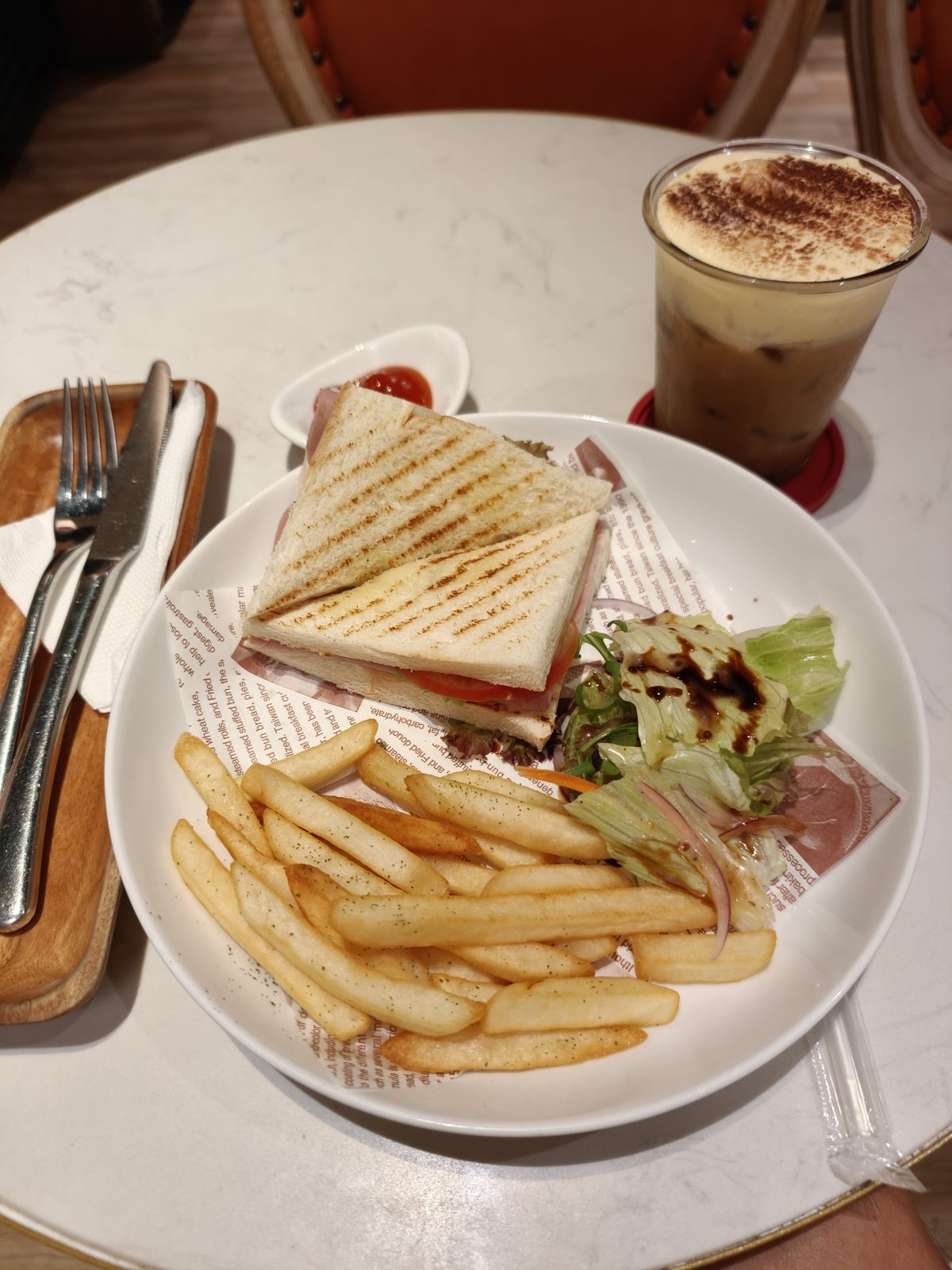 Urbane Lounge。サンドイッチと一緒に頼んだソルティエッグコーヒー
