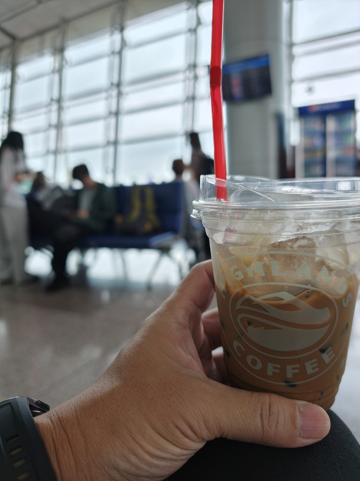 空港のハイランズ。練乳入りコーヒーはUS$3.5でした