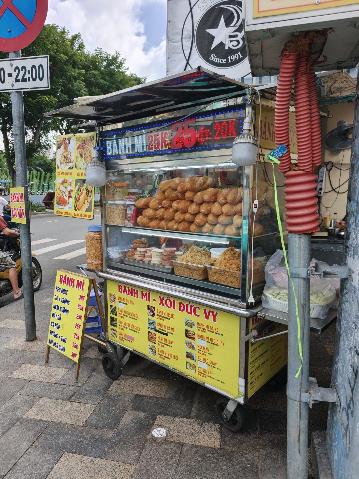 朝の屋台。バインミーは20,000〜30,000ドン