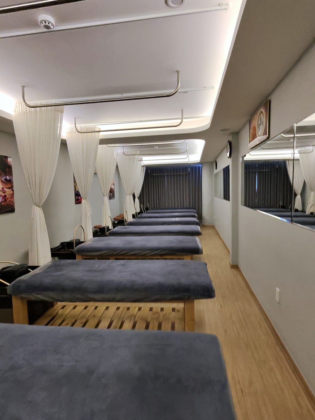 VVIP King Barbershop の施術室。ベッドの頭側に洗髪台