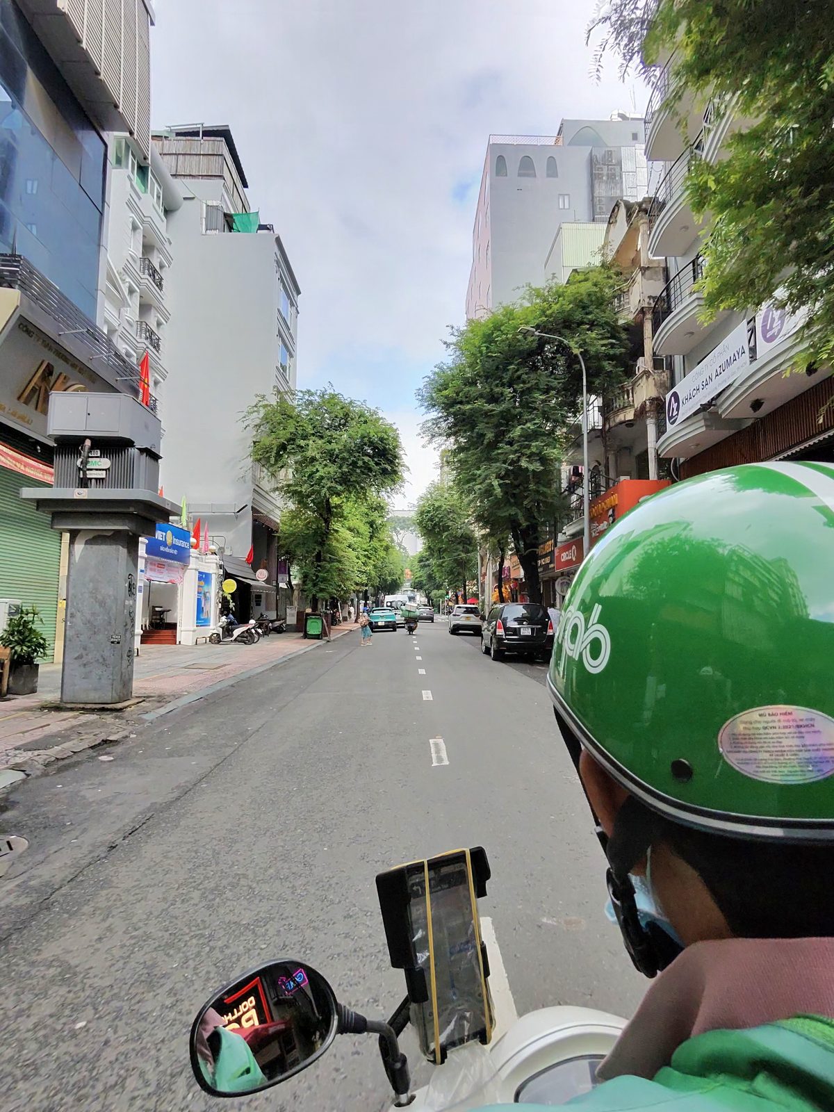 別の日に乗ったバイクのGrab。後ろの席から