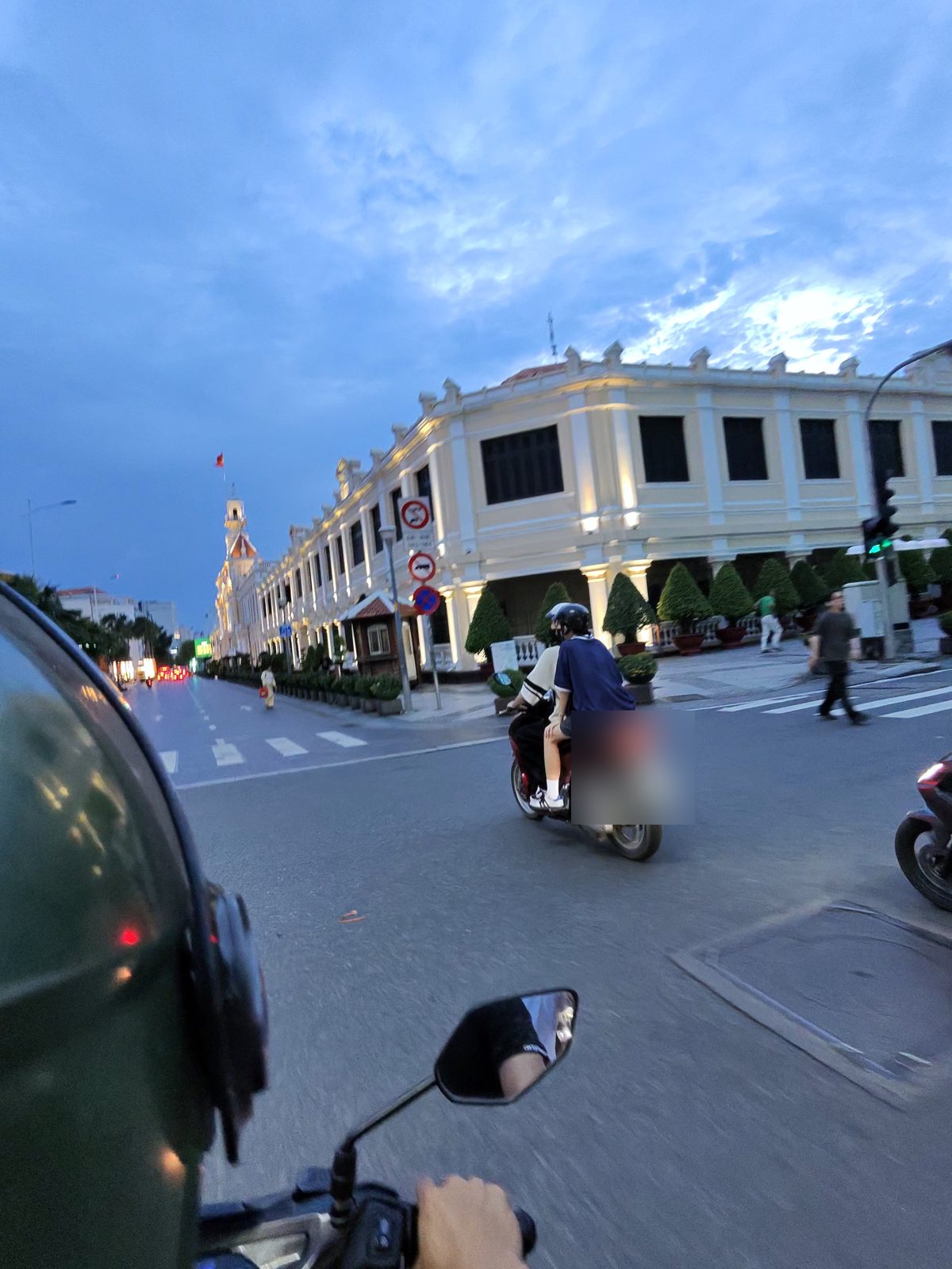 バイクの後ろから見た夕暮れの街