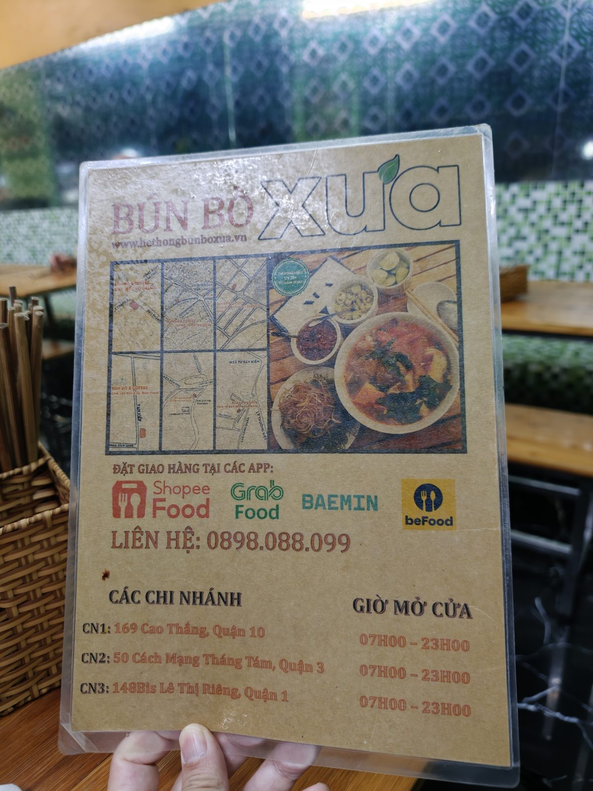 Bún Bò Xưa のカード。3店舗の住所と営業時間