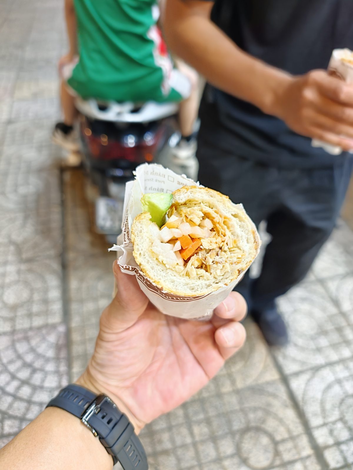 店の前で受け取ったバインミー