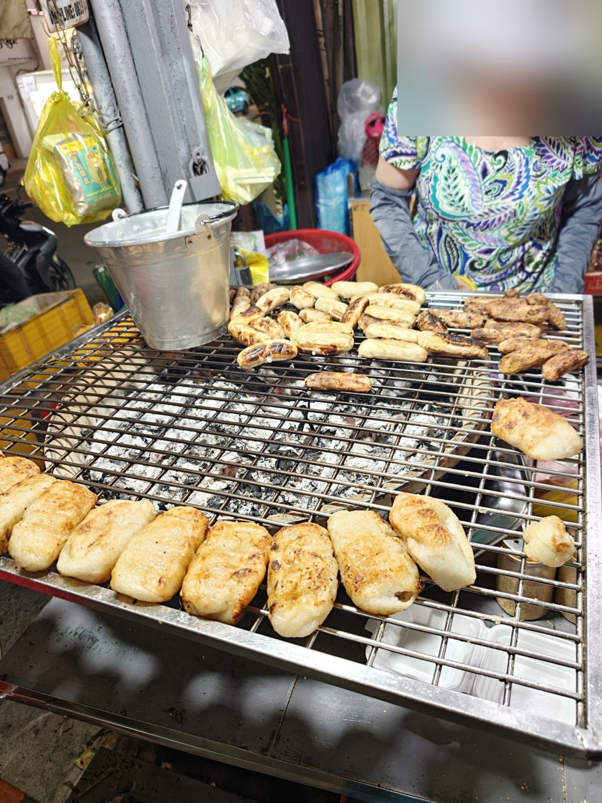 炭火で焼かれるチュオイネップヌオン