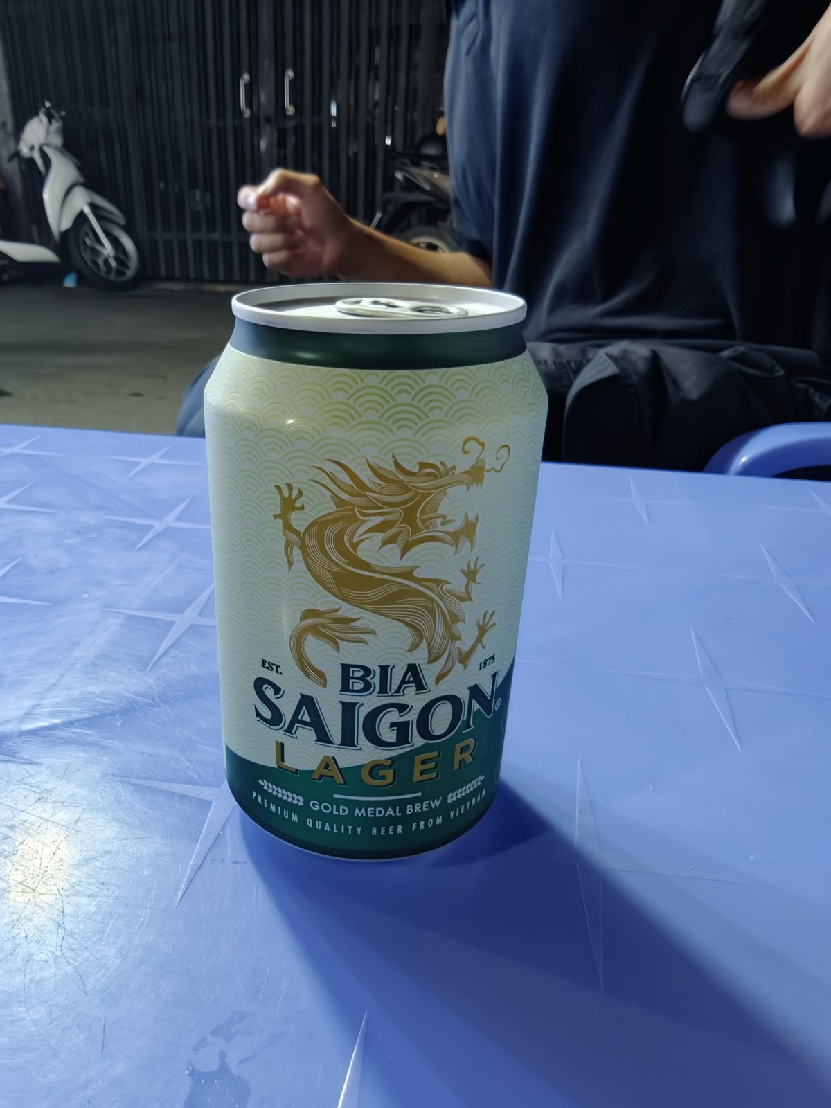 屋台でサイゴンビール