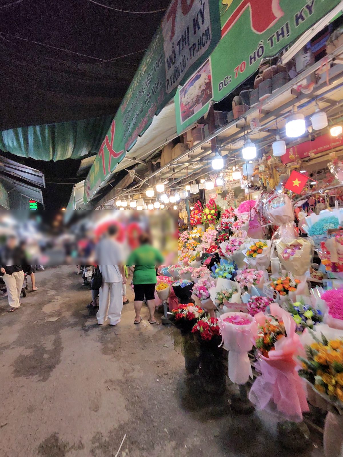 夜のホーティキーの花市場。人物はぼかしています