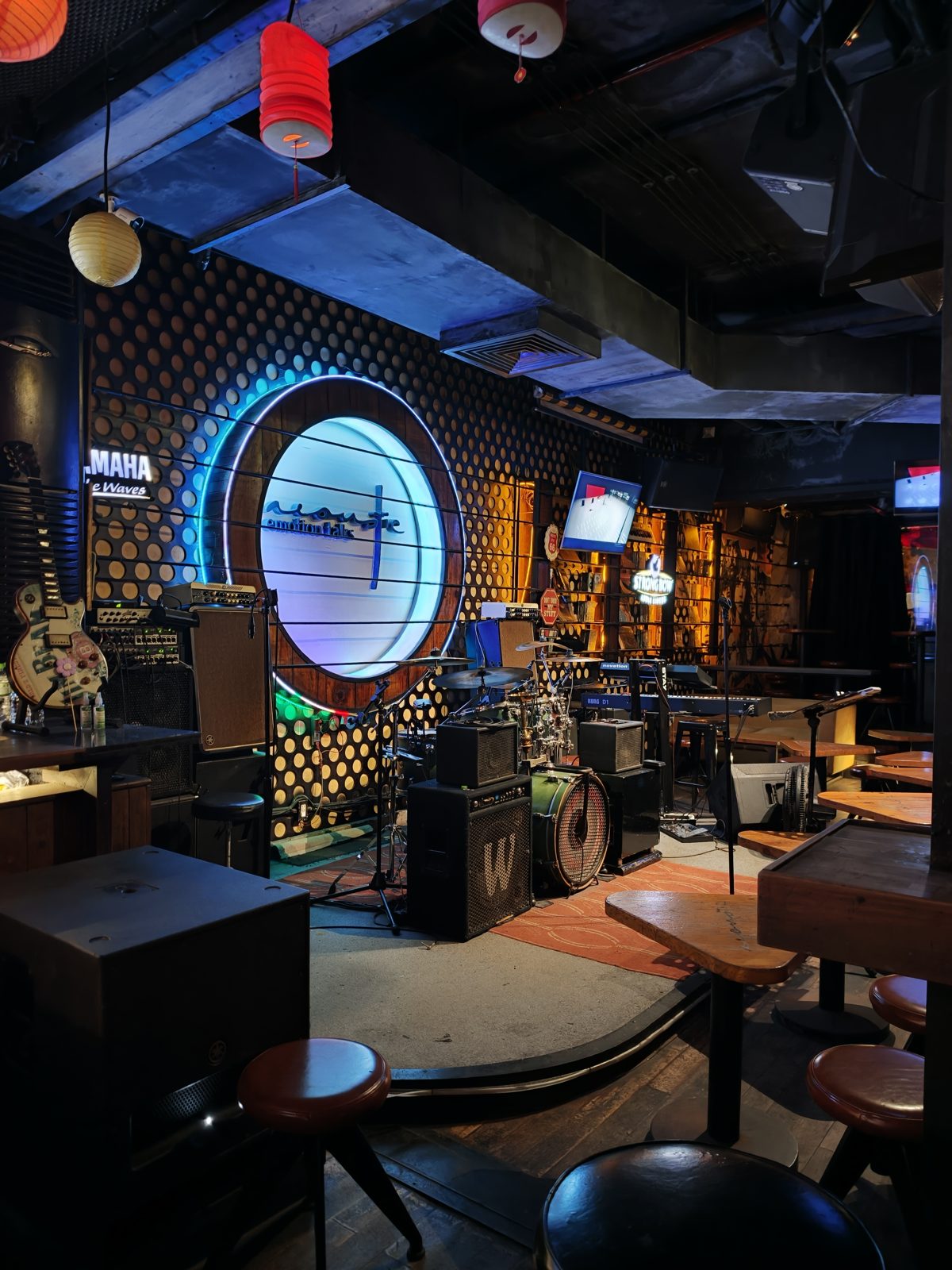 最後に立ち寄った、生バンドのライブの店