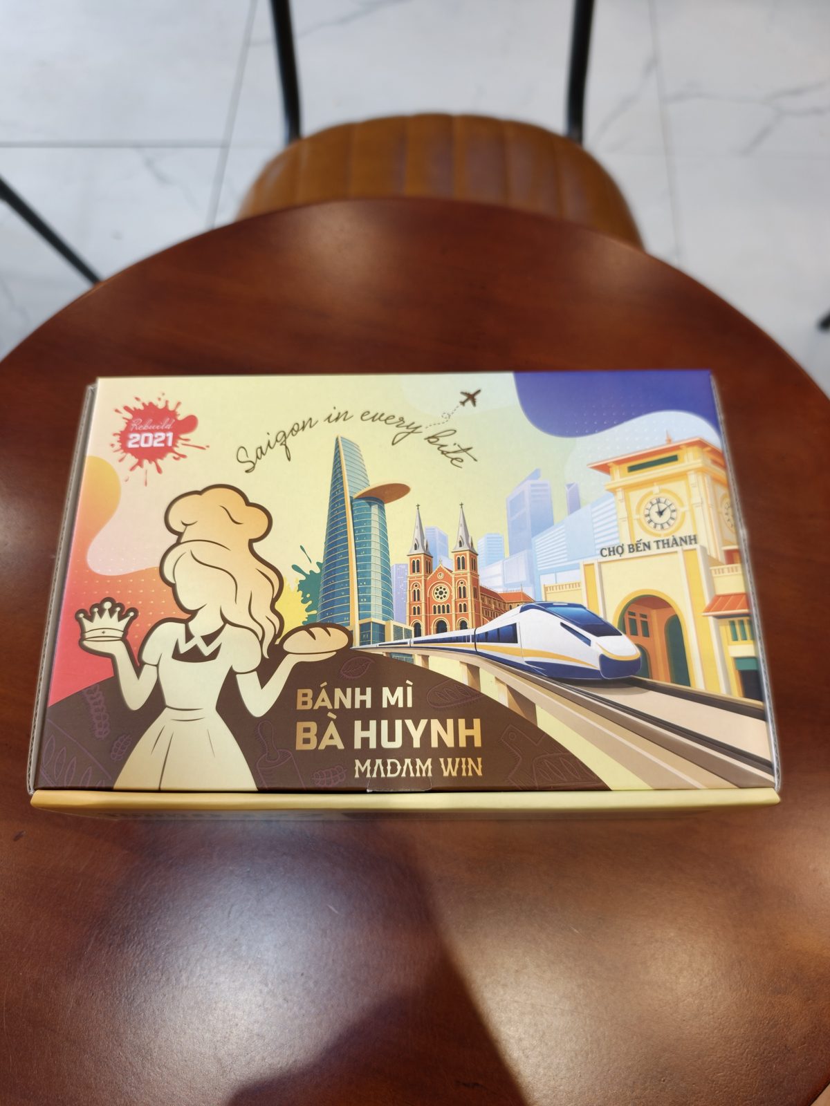 「Saigon in every bite」と書かれた箱