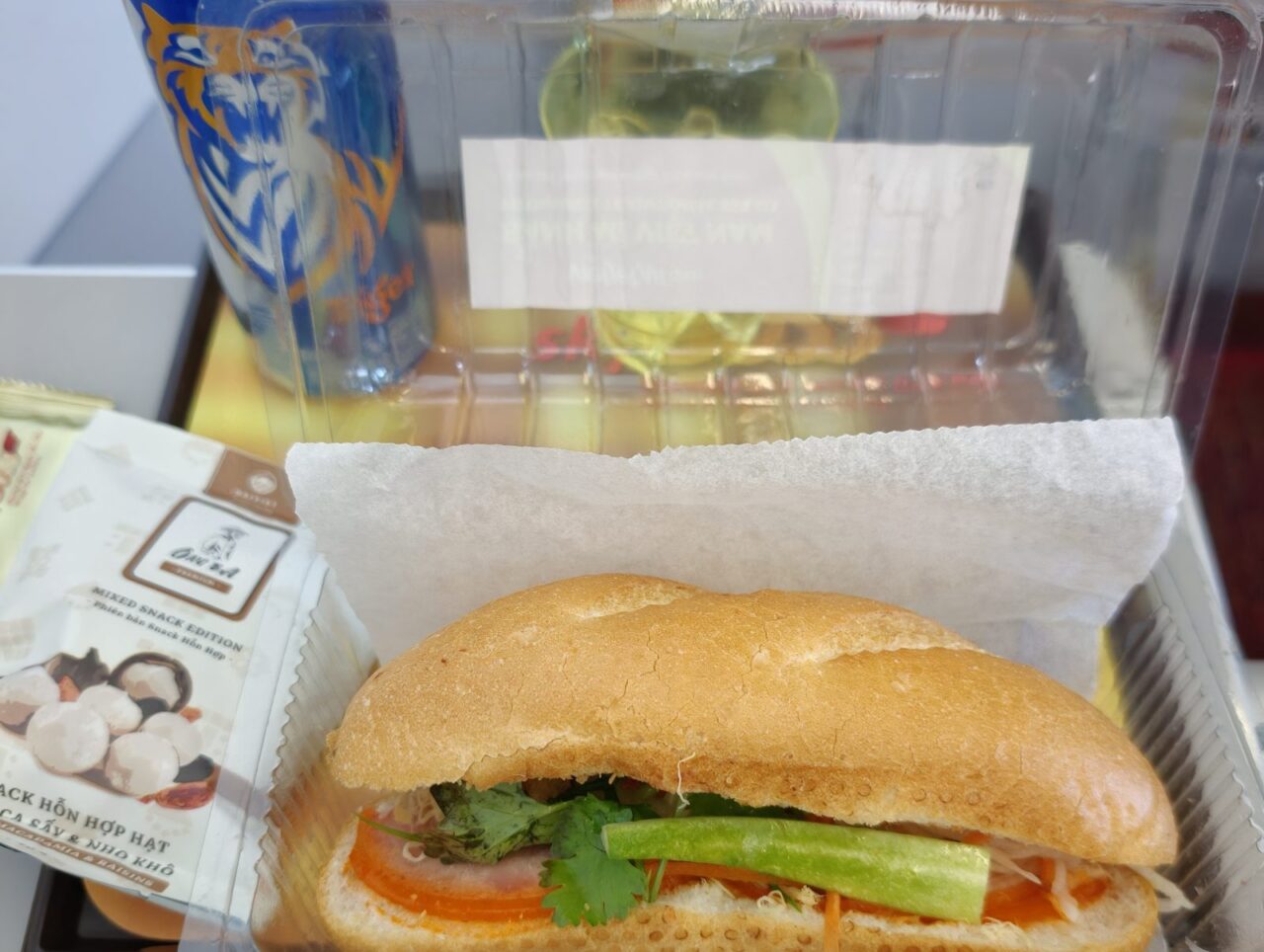 この日の機内食。バインミーとタイガービール