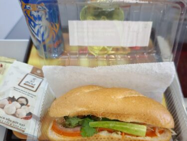 この日の機内食。バインミーとタイガービール