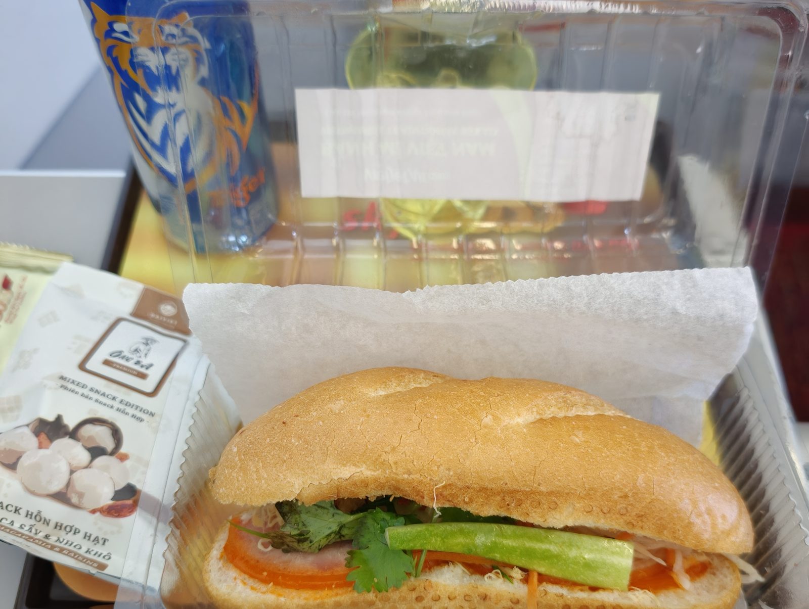 この日の機内食。バインミーとタイガービール