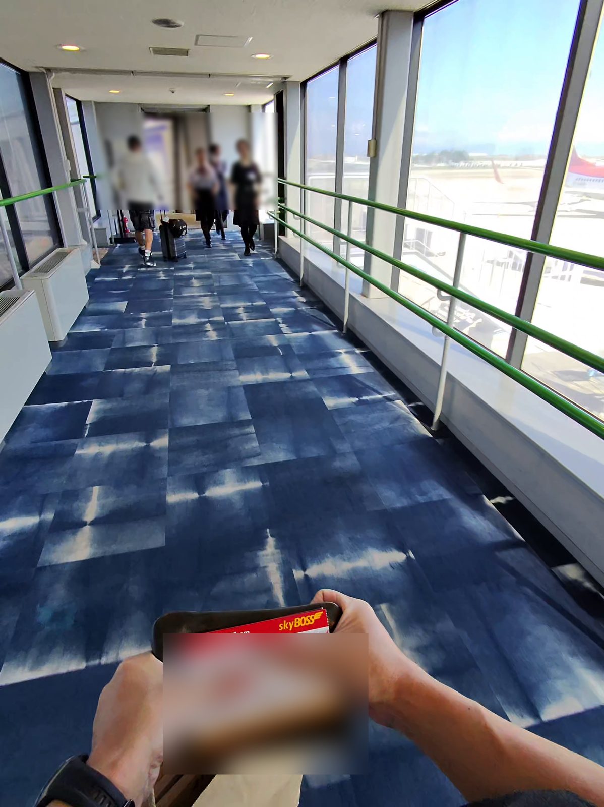 関空の搭乗橋。搭乗券の文字と人物はぼかしています