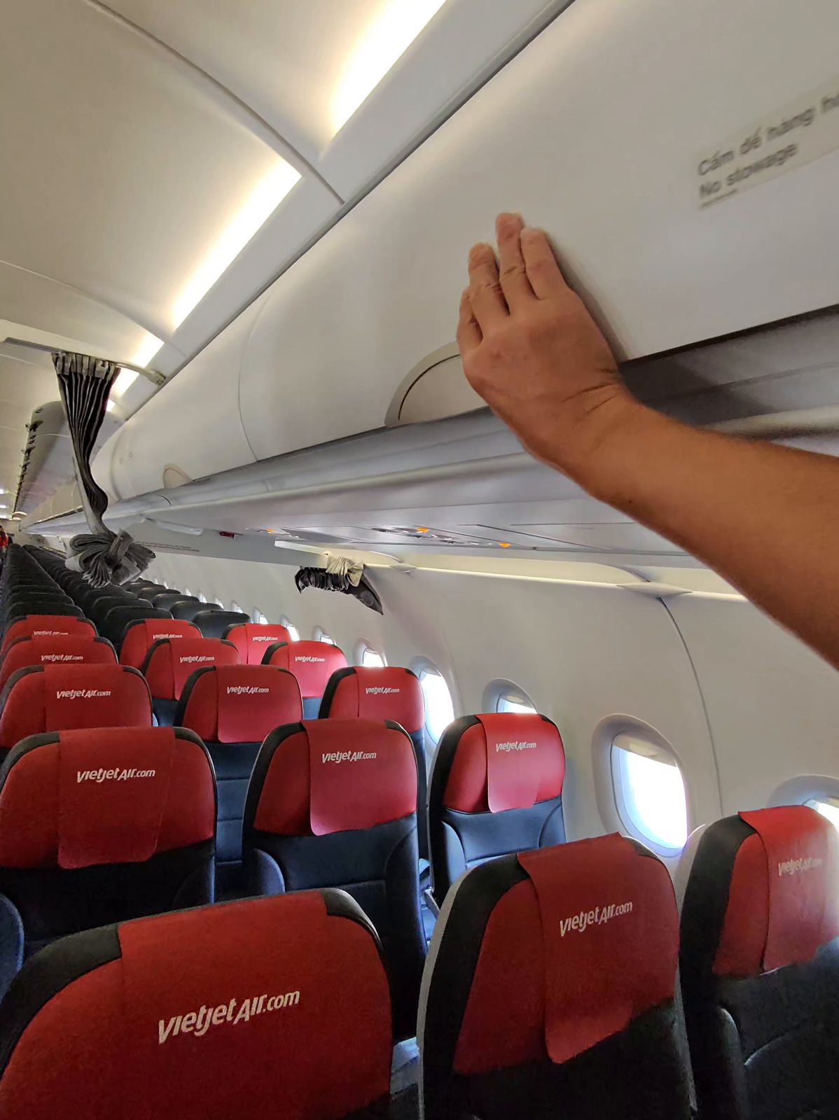 搭乗直後の機内。前方から後ろを見たところ