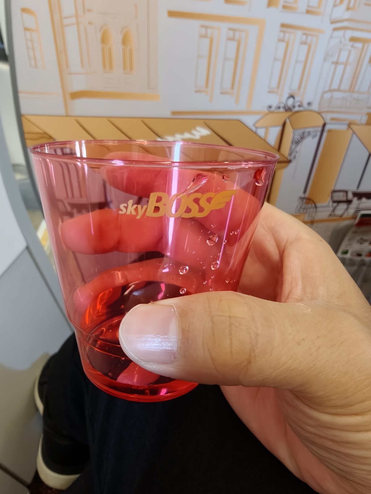 skyBOSSロゴ入りのカップでウェルカムドリンク