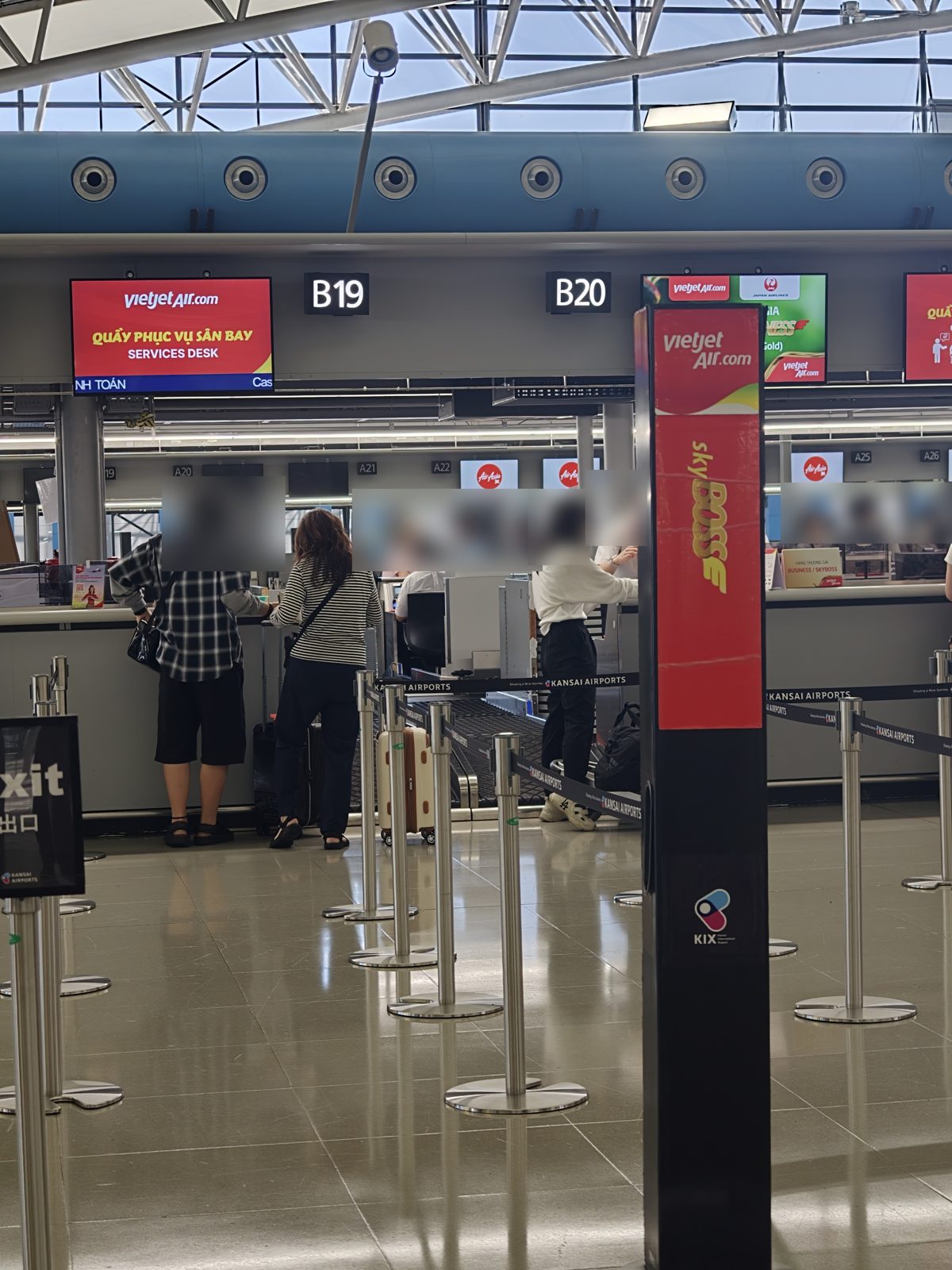 関空のベトジェットのカウンター。人物はぼかしています