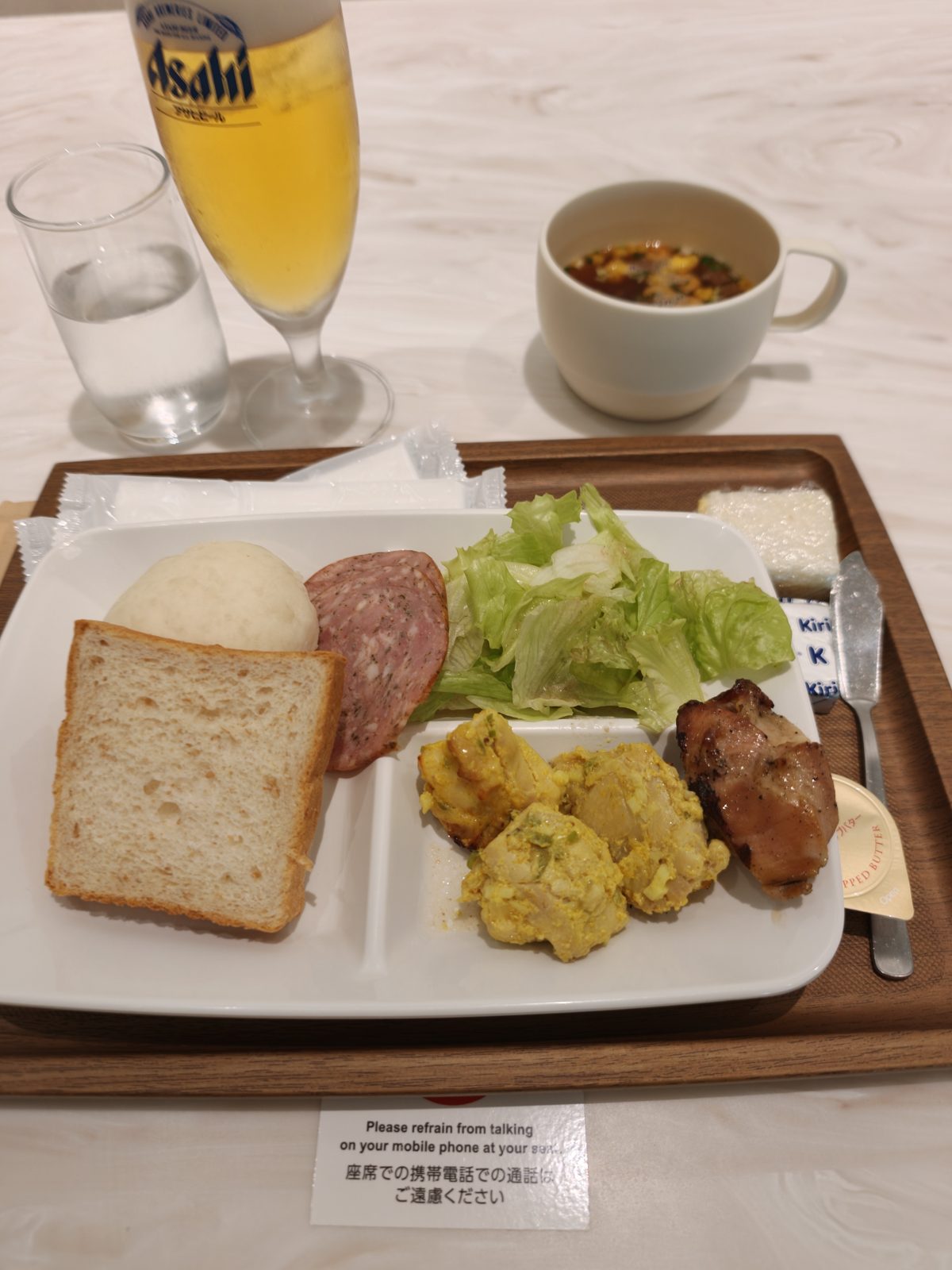 ラウンジのビュッフェで組んだ朝ごはん