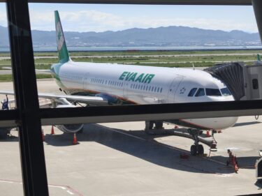 関西空港で出発を待つエバー航空のA321