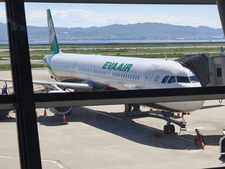 関西空港で出発を待つエバー航空のA321