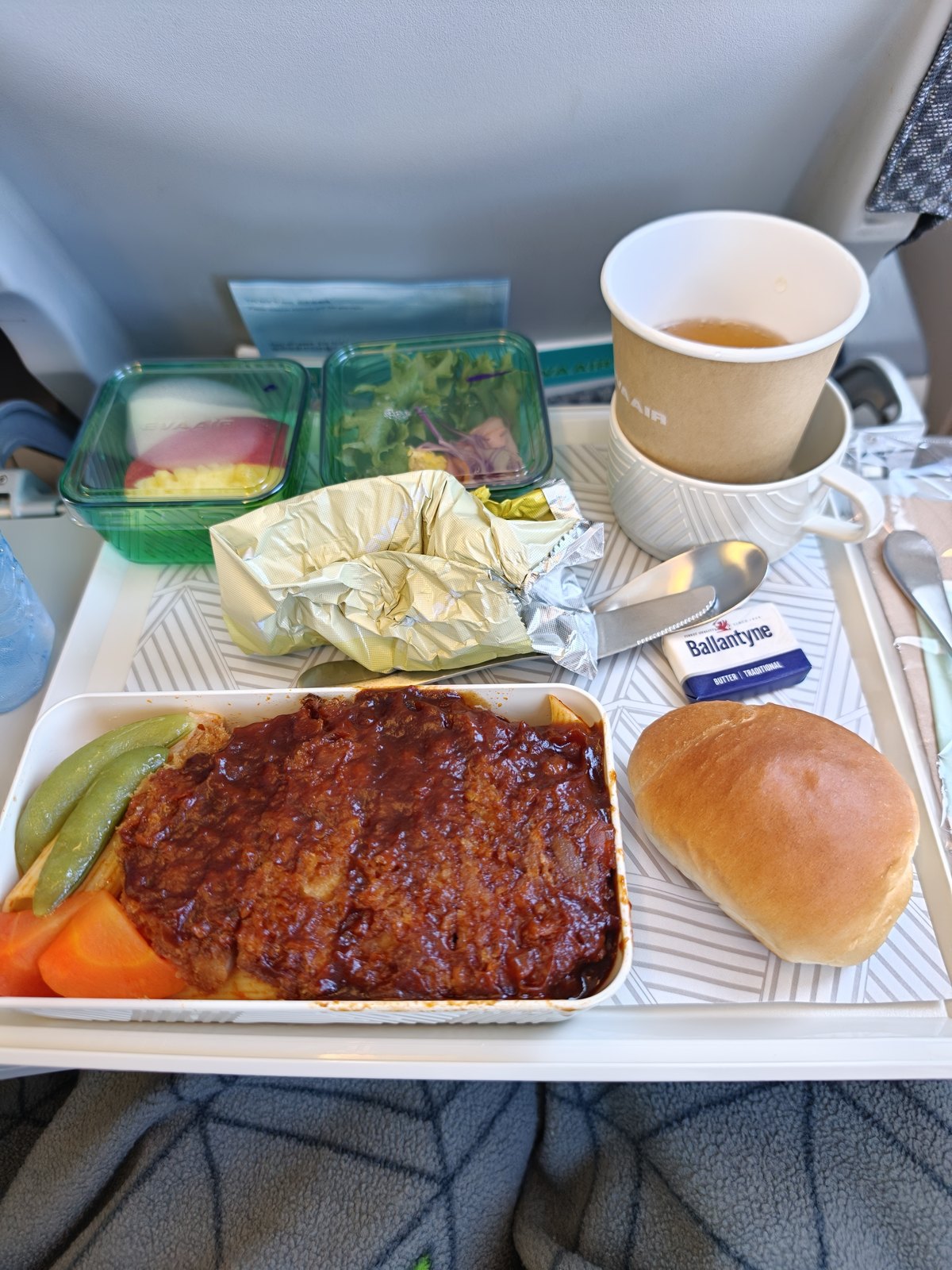 この日選んだとんかつ。パン、サラダ、フルーツ、お茶付き