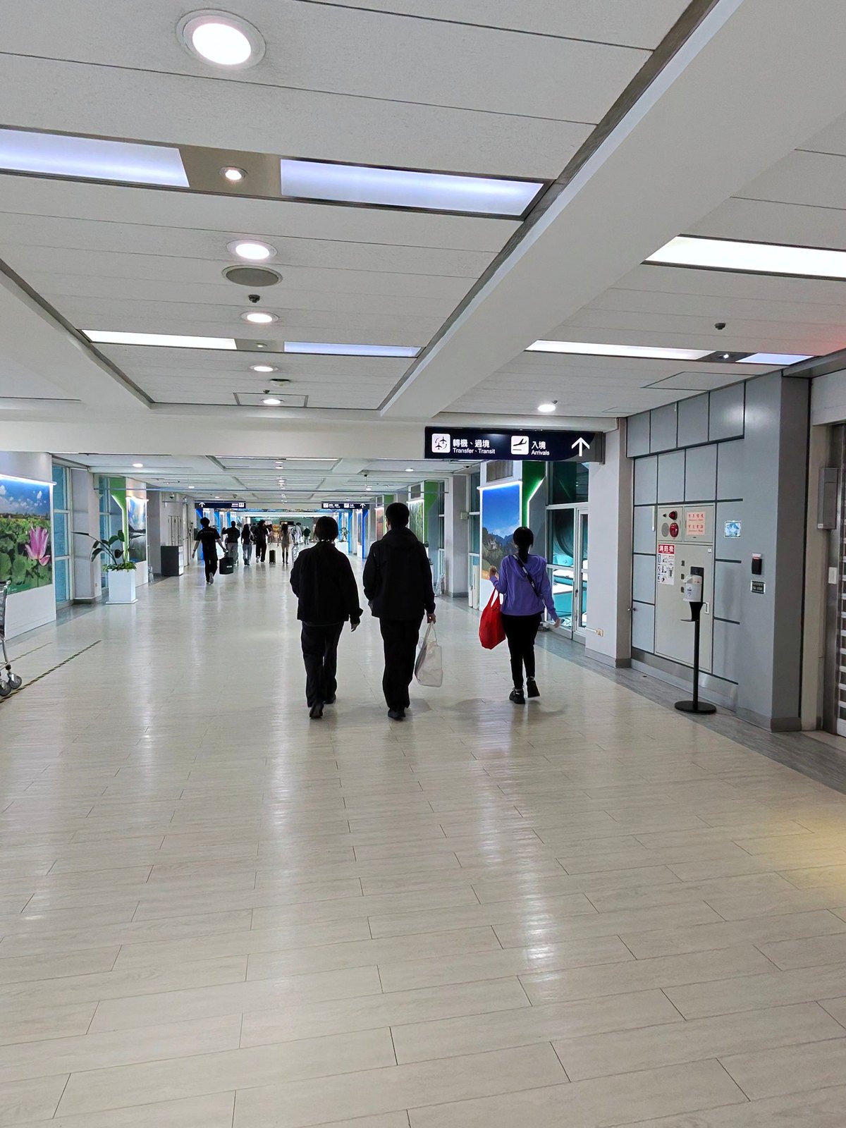 高雄空港の到着の通路