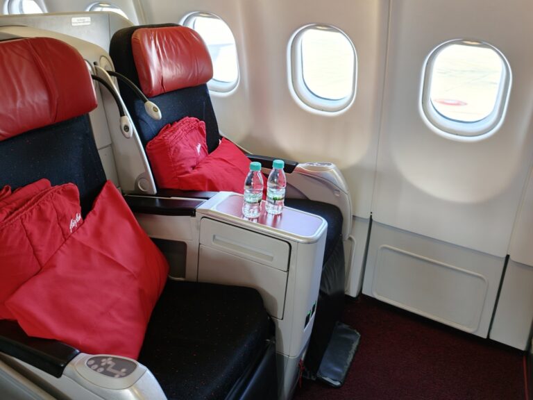 A330のプレミアムフラットベッド。赤いヘッドレストと枕、布団が置かれていた
