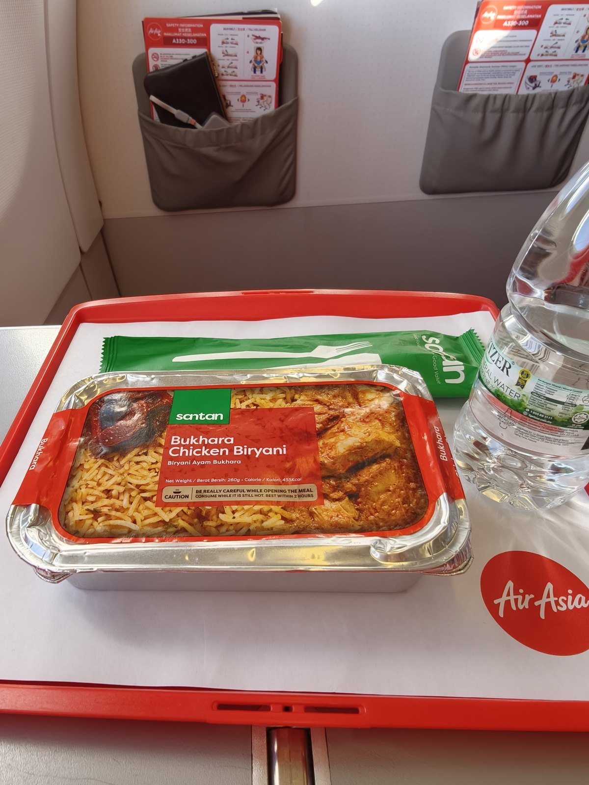 Santanのブハラ・チキンビリヤニ。水のボトルと一緒に出てきた