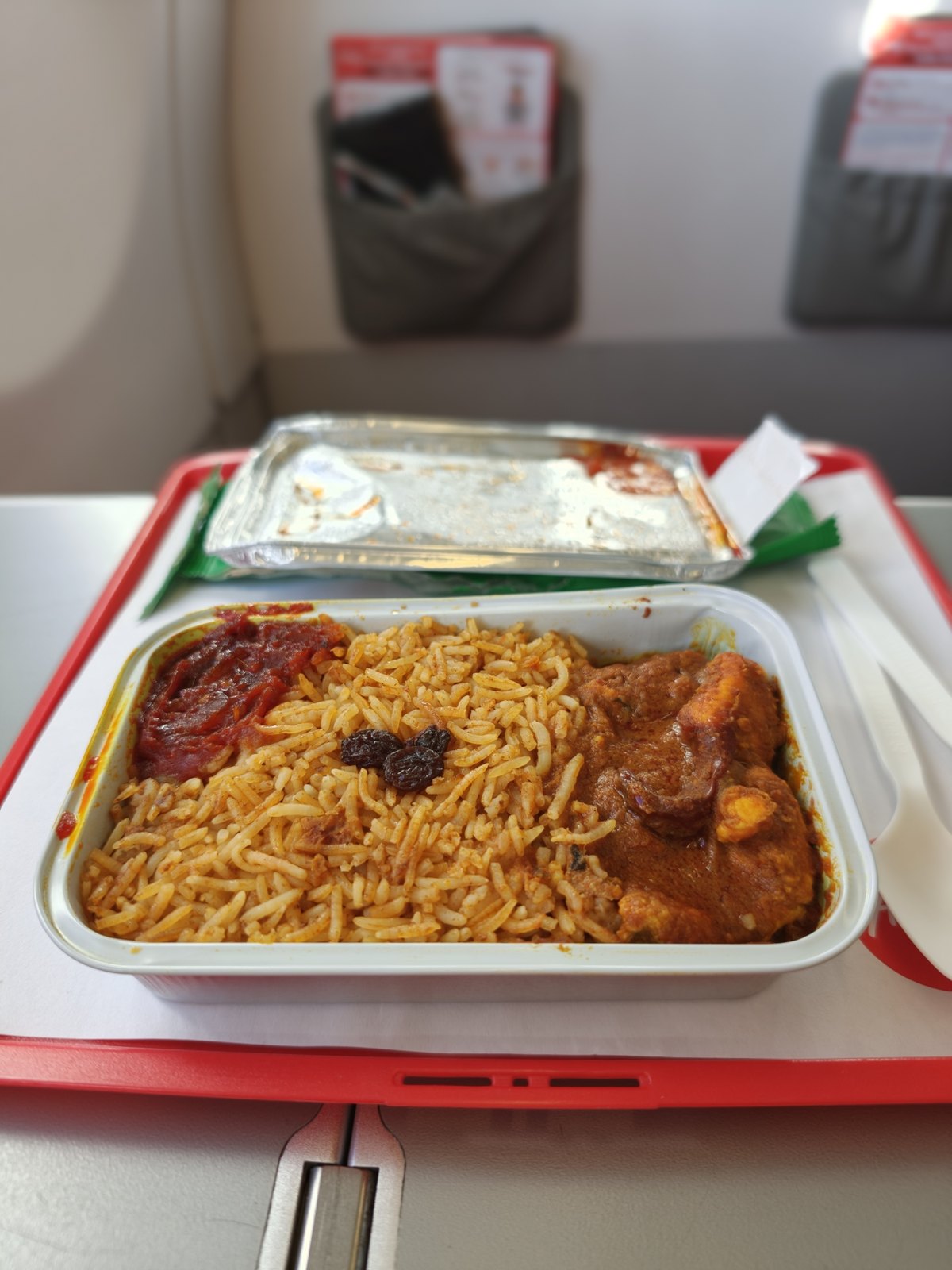 ふたを開けたところ。チキンとチリソース、レーズン